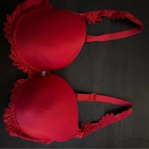 Smooth Red Lace-Edge T-Shirt Bra with Light Padding